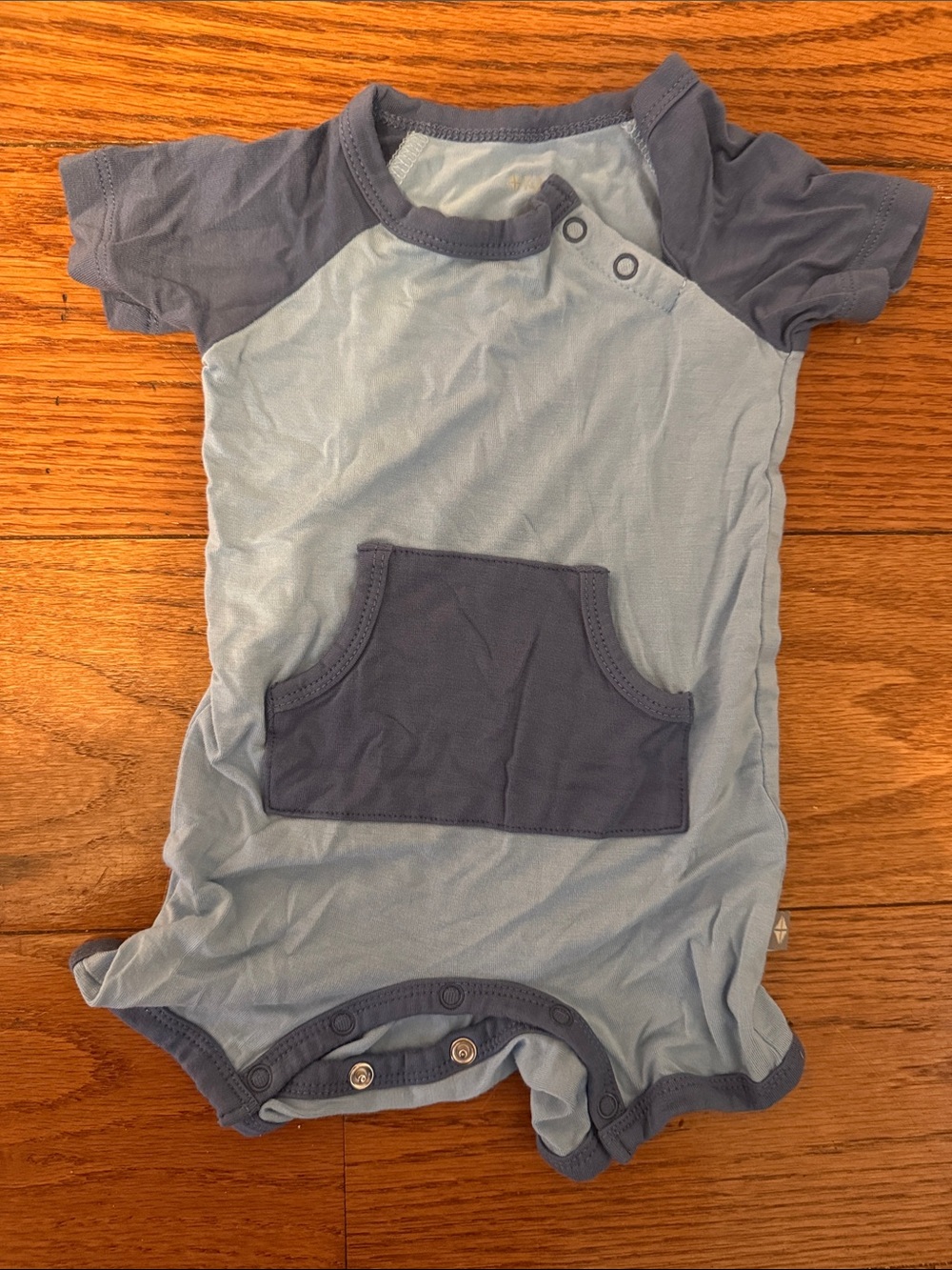KYTE Baby Short-Sleeve Shortie Romper in Light Blue with Navy Pocket